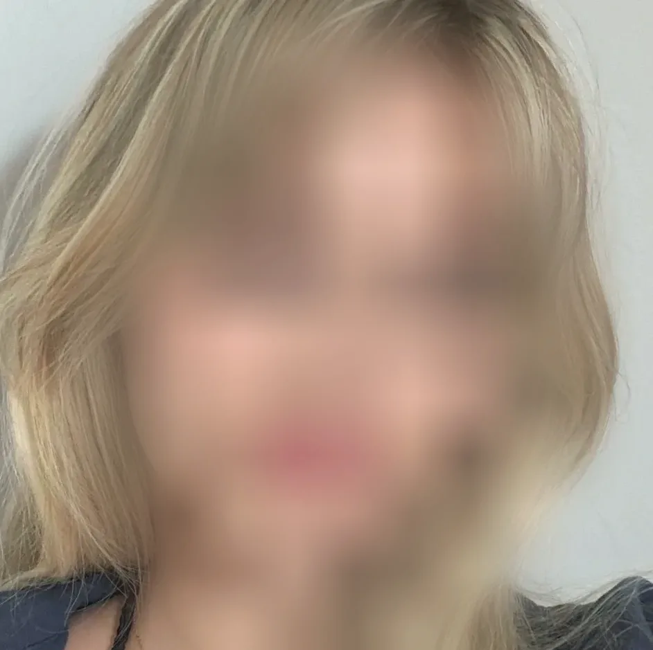 Amira, 20